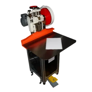 Machine pour fermer les anneaux métalliques