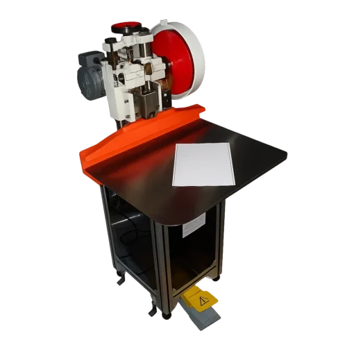 Machine pour fermer les anneaux métalliques